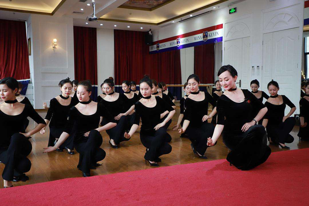 天天向上主題團(tuán)建-形體禮儀 天天向上主題團(tuán)建-形體禮儀